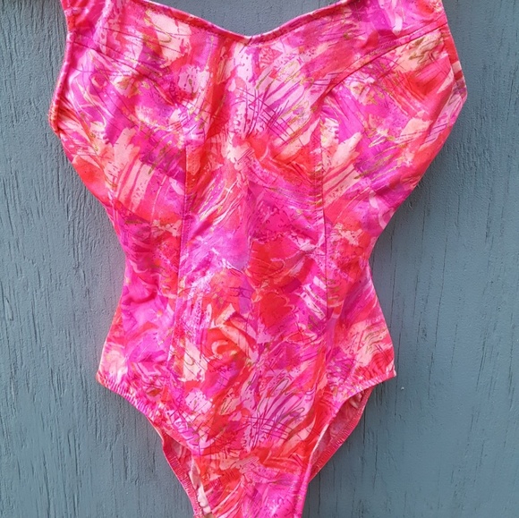 Katy Ireland Got Pink One Piece - Picture 7 of 8